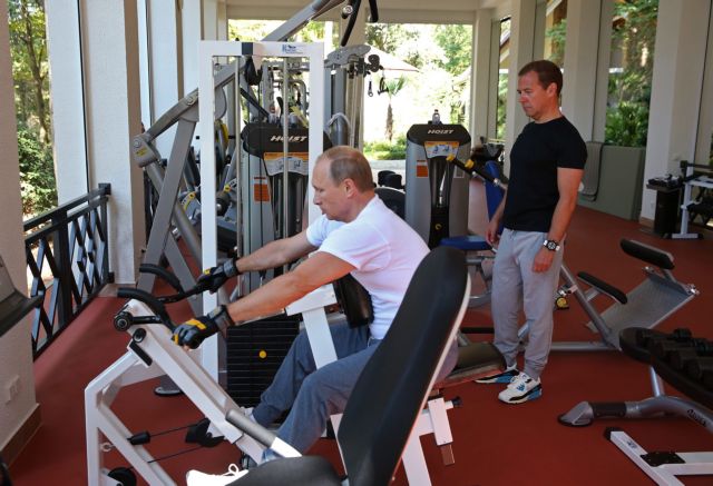 Φωτογραφίες: Ο αθλητικός Πούτιν γυμνάζεται μαζί με τον Μεντβέντεφ