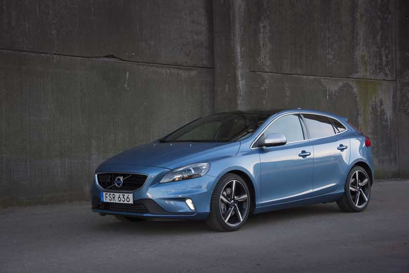 Volvo V40 και V40 Cross Country 1.5 T3 Auto: Νέος κινητήρας 1,5 λίτρου – στην Ελλάδα από 20.400 ευρώ