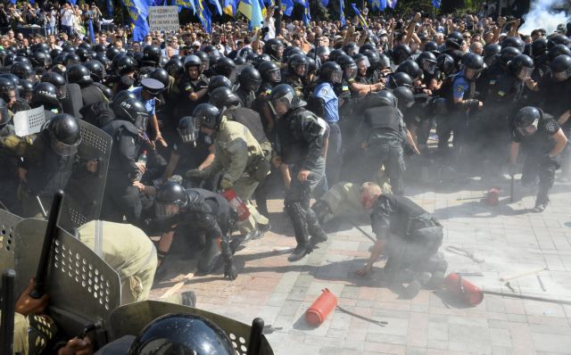 Καταδικάζει και ανησυχεί η διεθνής κοινότητα για τις συγκρούσεις στο Κίεβο