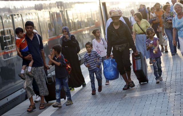 Εκατοντάδες πρόσφυγες έφτασαν στη Βαυαρία με τα τρένα από την Ουγγαρία