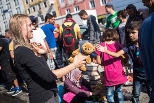 Αριθμός-ρεκόρ 2.200 προσφύγων έφθασαν στη Βαυαρία σε 24 ώρες