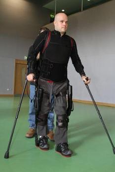 Ρομποτικός εξωσκελετός βοηθά παράλυτο ασθενή να «περπατήσει»