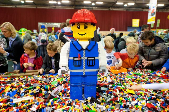 Οι φιγούρες της Lego πέταξαν στο Διάστημααα!