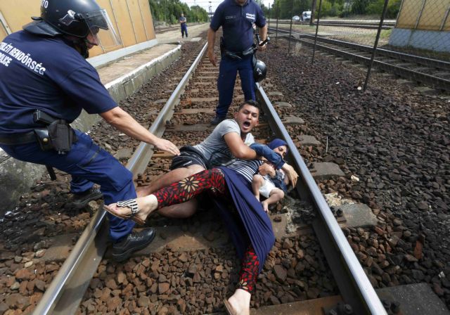 Ουγγαρία: Πρόσφυγες γαντζώνονται στις ράγες