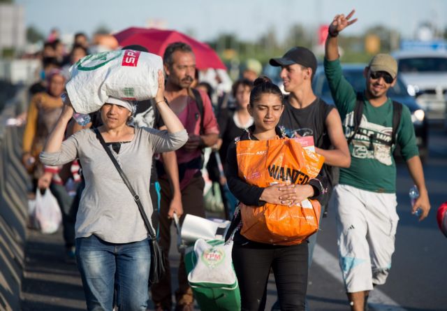 Βίντεο: Η μαζική πορεία χιλιάδων προσφύγων από την Ουγγαρία στην Αυστρία