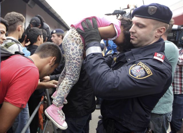 Ο δρόμος άνοιξε, έως 10.000 πρόσφυγες από την Ουγγαρία περιμένει η Αυστρία