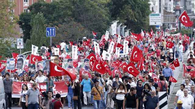 Τούρκοι στους δρόμους ζητούν εκδίκηση για το θάνατο των 16 στρατιωτών