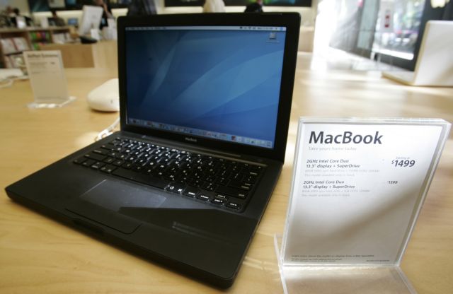 Συλλήψεις για κλοπή 1.200 MacBook στις ΗΠΑ