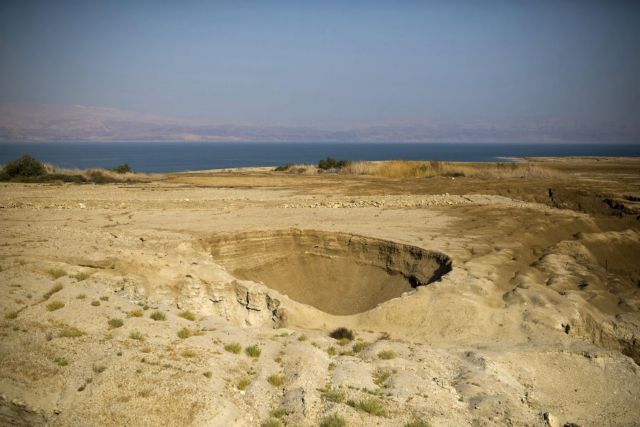 Νεκρά Θάλασσα: Τι συμβαίνει στη γη όταν το νερό εξαφανίζεται