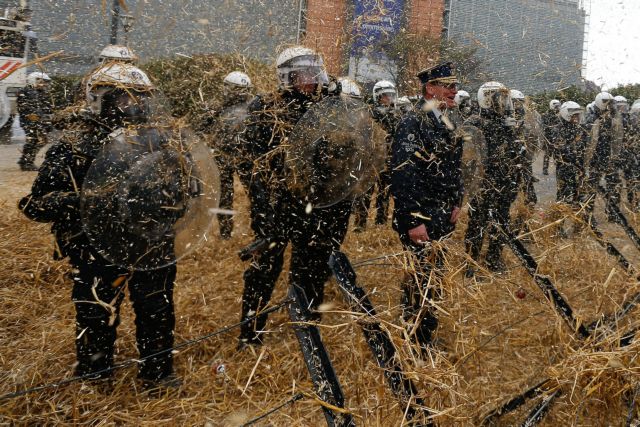 Έβρεξε… άχυρα στη διαδήλωση των αγροτών στις Βρυξέλλες