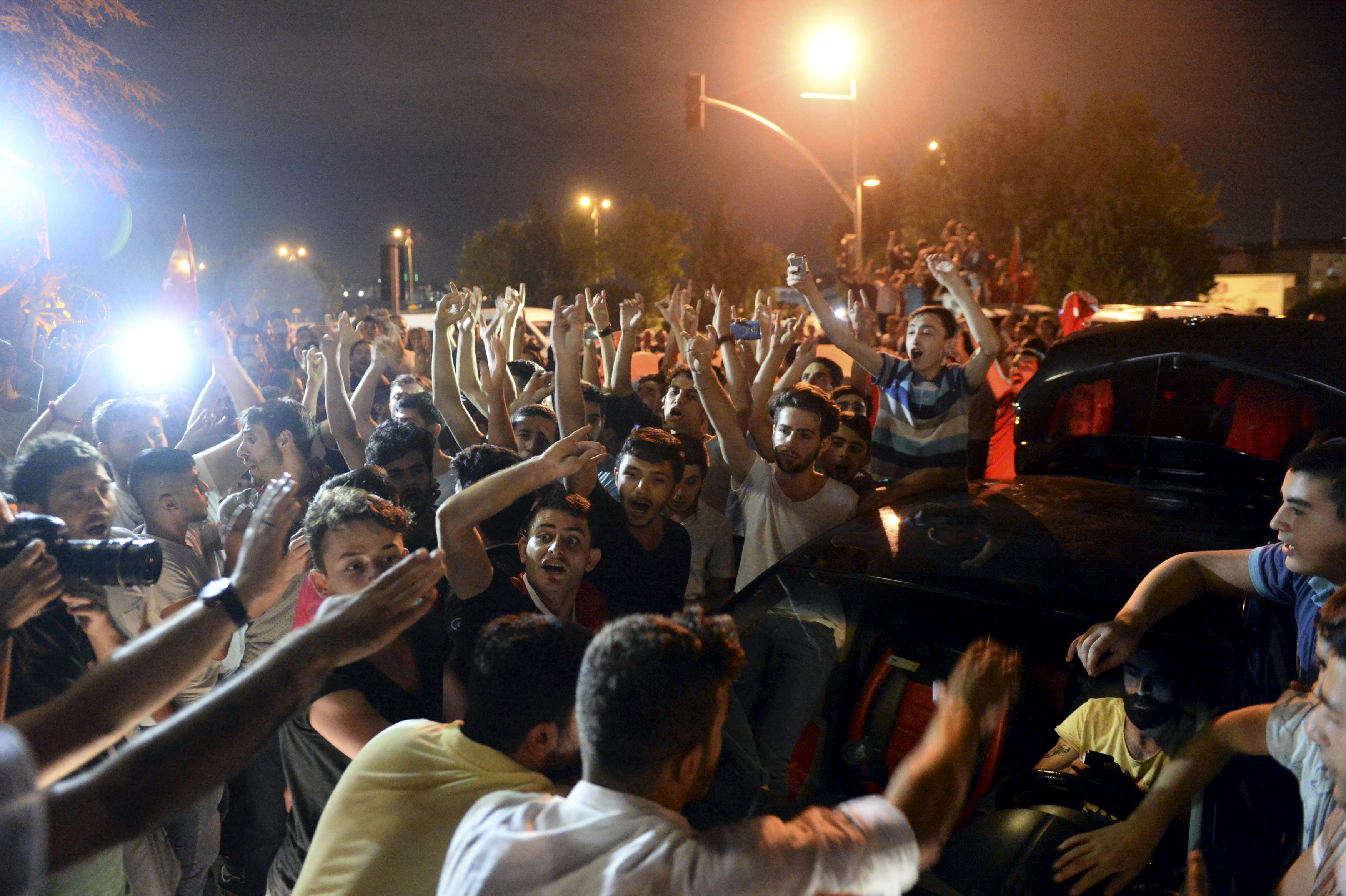 Με ρήγμα απειλεί την Τουρκία ο όχλος στους δρόμους – Σκιά στις εκλογές