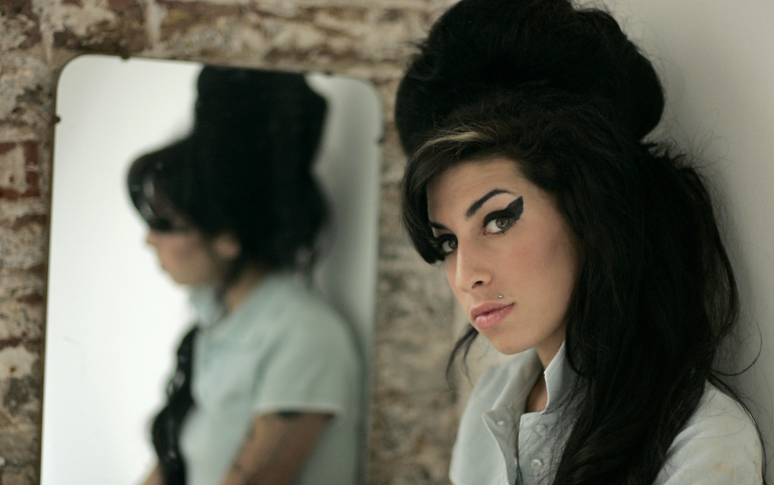 Σε έκθεση προσωπικά αντικείμενα της Amy Winehouse