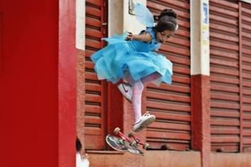 Επτάχρονη κάνει ακροβατικά στο σκέιτμπορντ ντυμένη πριγκίπισσα