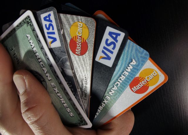 Πιέσεις για να μειωθούν οι προμήθειες των τραπεζών στη χρήση καρτών