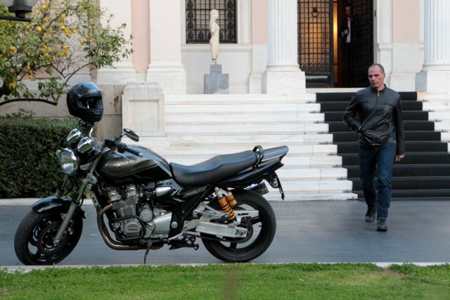 Βαρουφάκης: Αντικρούει τον Καμμένο, με στοίχημα τη μηχανή του