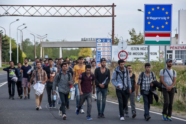 Κλείνει εθνική στην Αυστρία λόγω πεζών προσφύγων, αριθμοί ρεκόρ στα Βαλκάνια