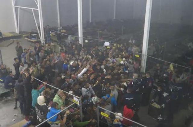 Βίντεο: Εξευτελιστικές συνθήκες σε ουγγρικό κέντρο προσφύγων