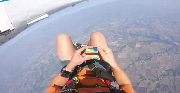 Λύνει τον κύβο του Ρούμπικ κάνοντας ελεύθερη πτώση! (βίντεο)