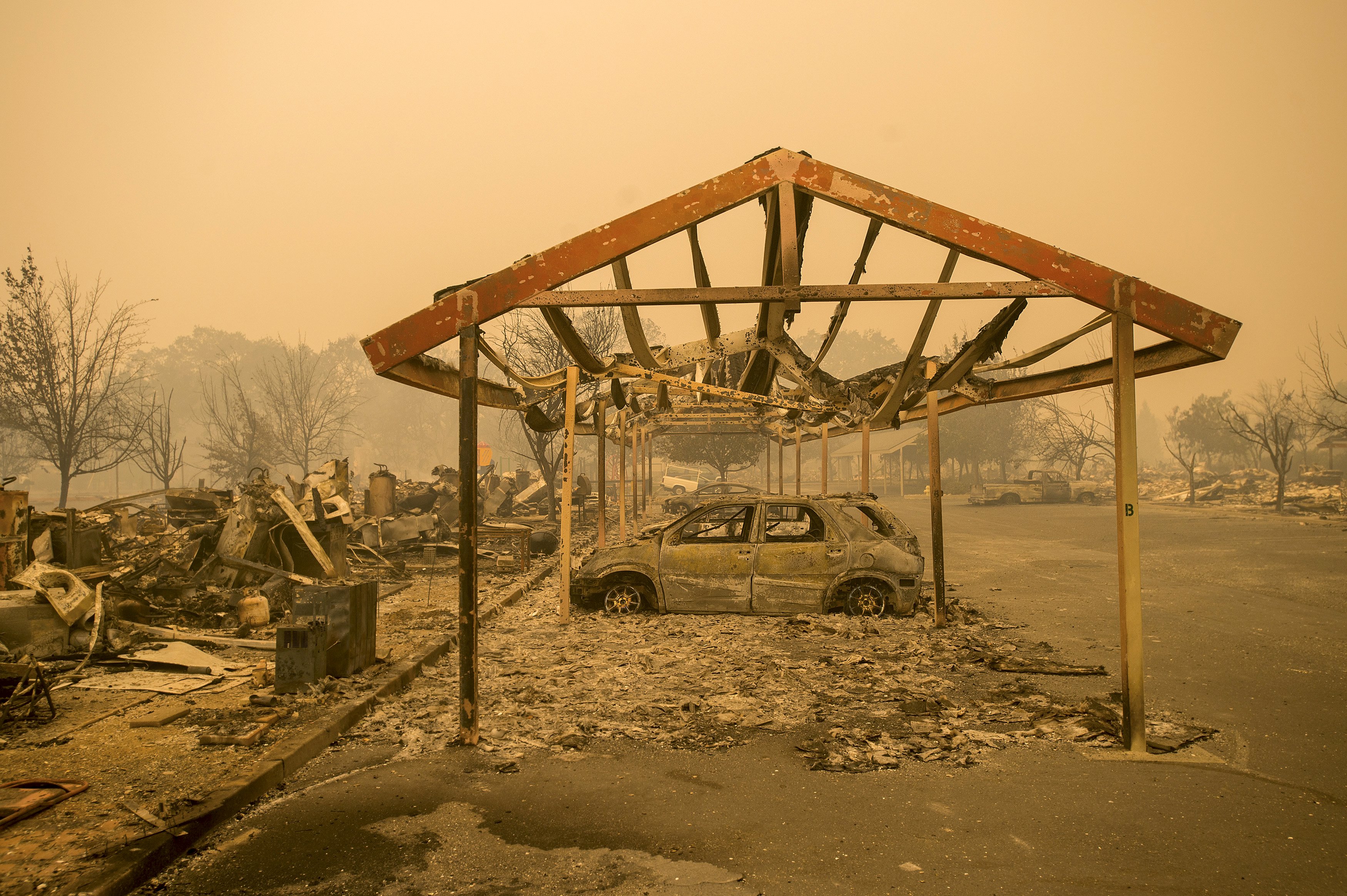Καλιφόρνια: Κόλαση φωτιάς εκτόπισε χιλιάδες και έκαψε εκατοντάδες σπίτια