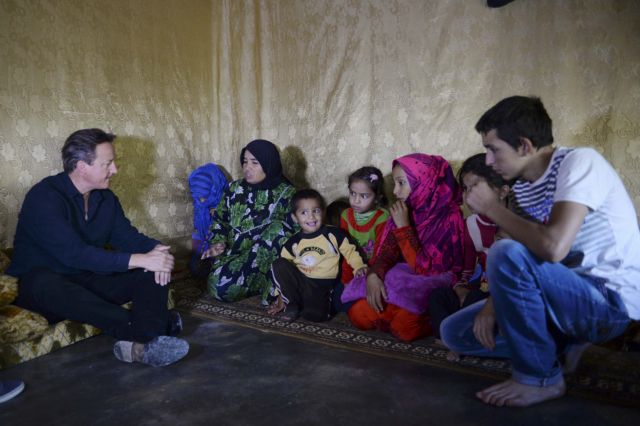Ο  Κάμερον επισκέφθηκε καταυλισμό προσφύγων στο Λίβανο