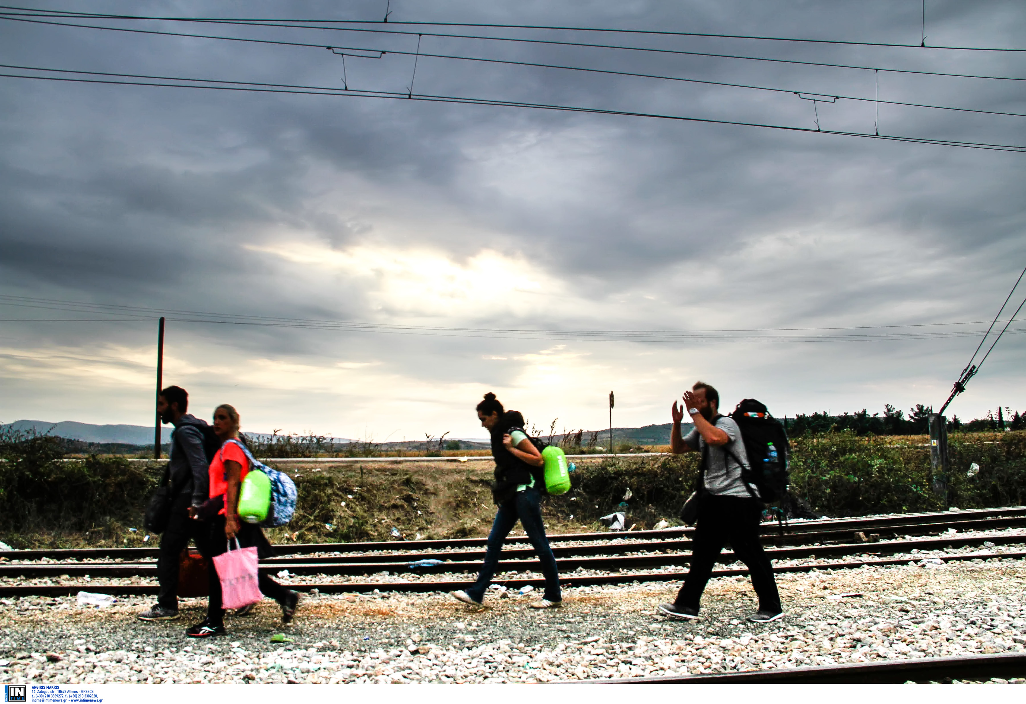 Στήνονται οι πρώτες σκηνές για τους πρόσφυγες στα σύνορα με την ΠΓΔΜ