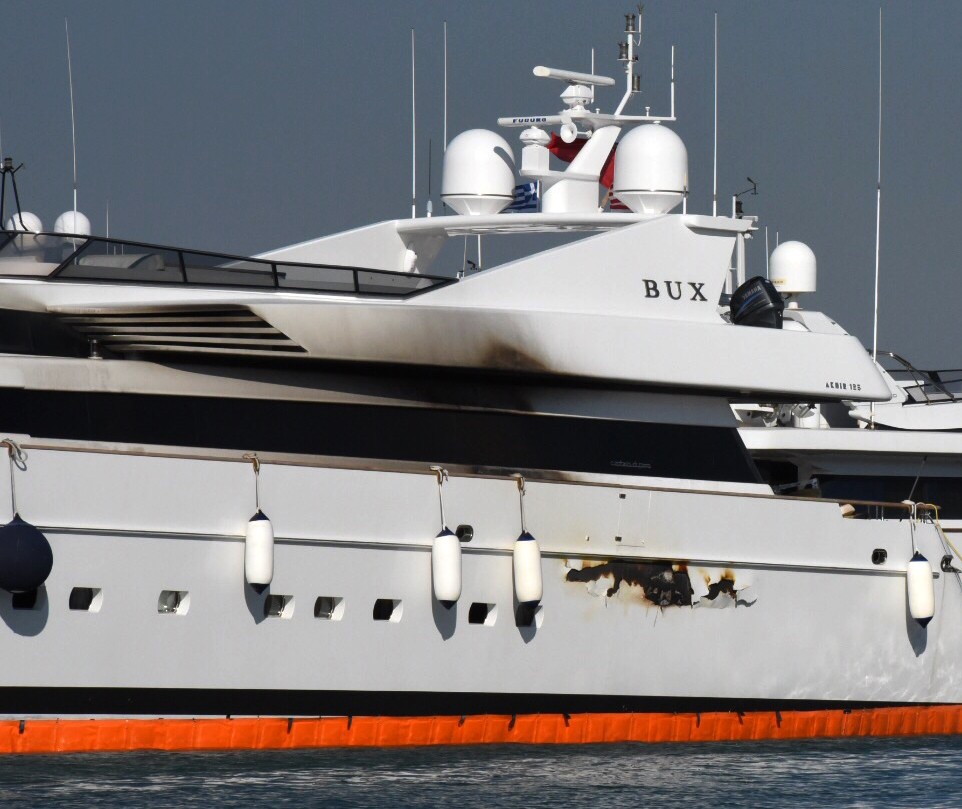 Παρανάλωμα του πυρός η θαλαμηγός του Σωκράτη Κόκκαλη στον Αγιο Κοσμά