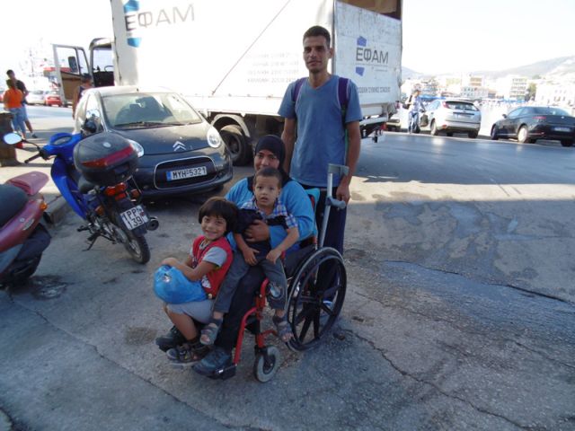 Ζήτησαν 1.000 ευρώ από πρόσφυγες για να μεταφέρουν αναπηρικό καροτσάκι