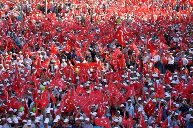 Δεκάδες χιλιάδες διαδηλώνουν στην Άγκυρα κατά του PKK