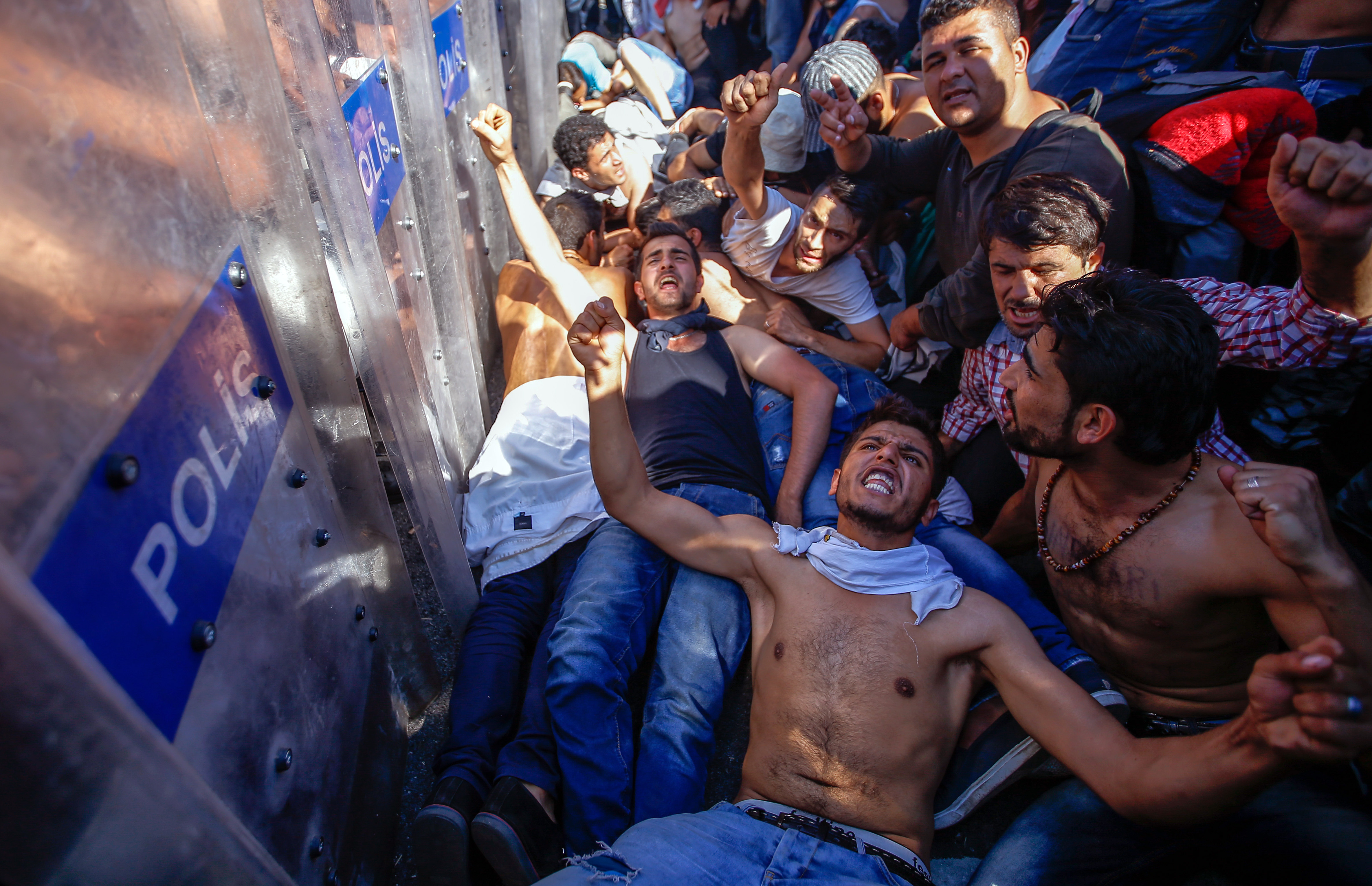 Ένταση μεταξύ τουρκικής αστυνομίας και προσφύγων απέναντι από τον Έβρο