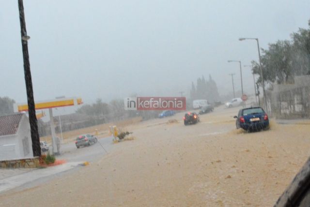 Στο έλεος της κακοκαιρίας Κεφαλλονιά και Ιθάκη, άνοιξαν τάφοι στην Κέρκυρα