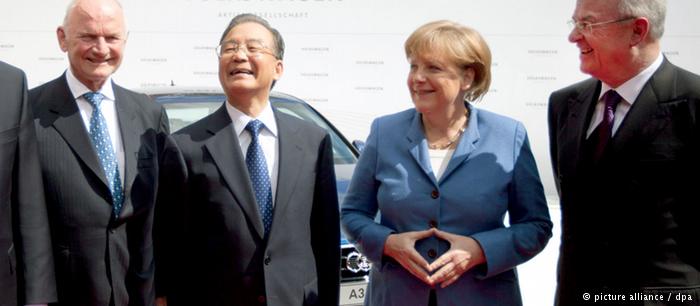 «Φλερτ» πολιτικών και αυτοκινητοβιομηχανίας