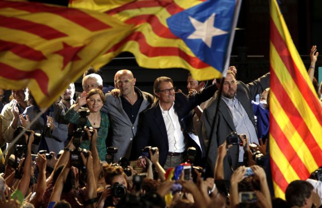 H Βαρκελώνη μεθάει με το όνειρο της ανεξαρτησίας, η Μαδρίτη την προσγειώνει