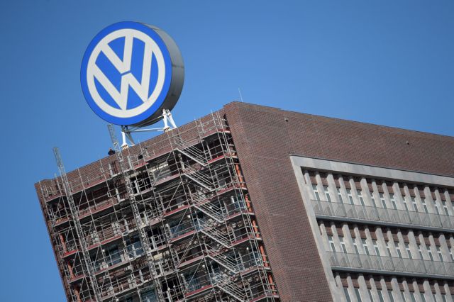 Την ανάκληση έως και 11 εκατομμυρίων οχημάτων εξετάζει η Volkswagen