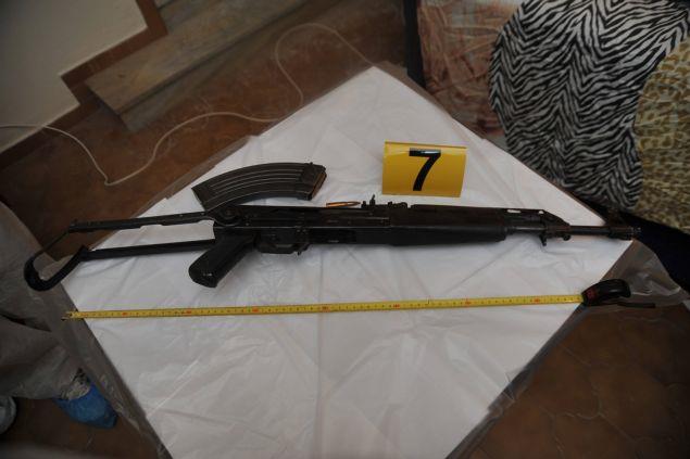 Βαρύς οπλισμός και πυρομαχικά σε σπίτι στον Μαραθώνα