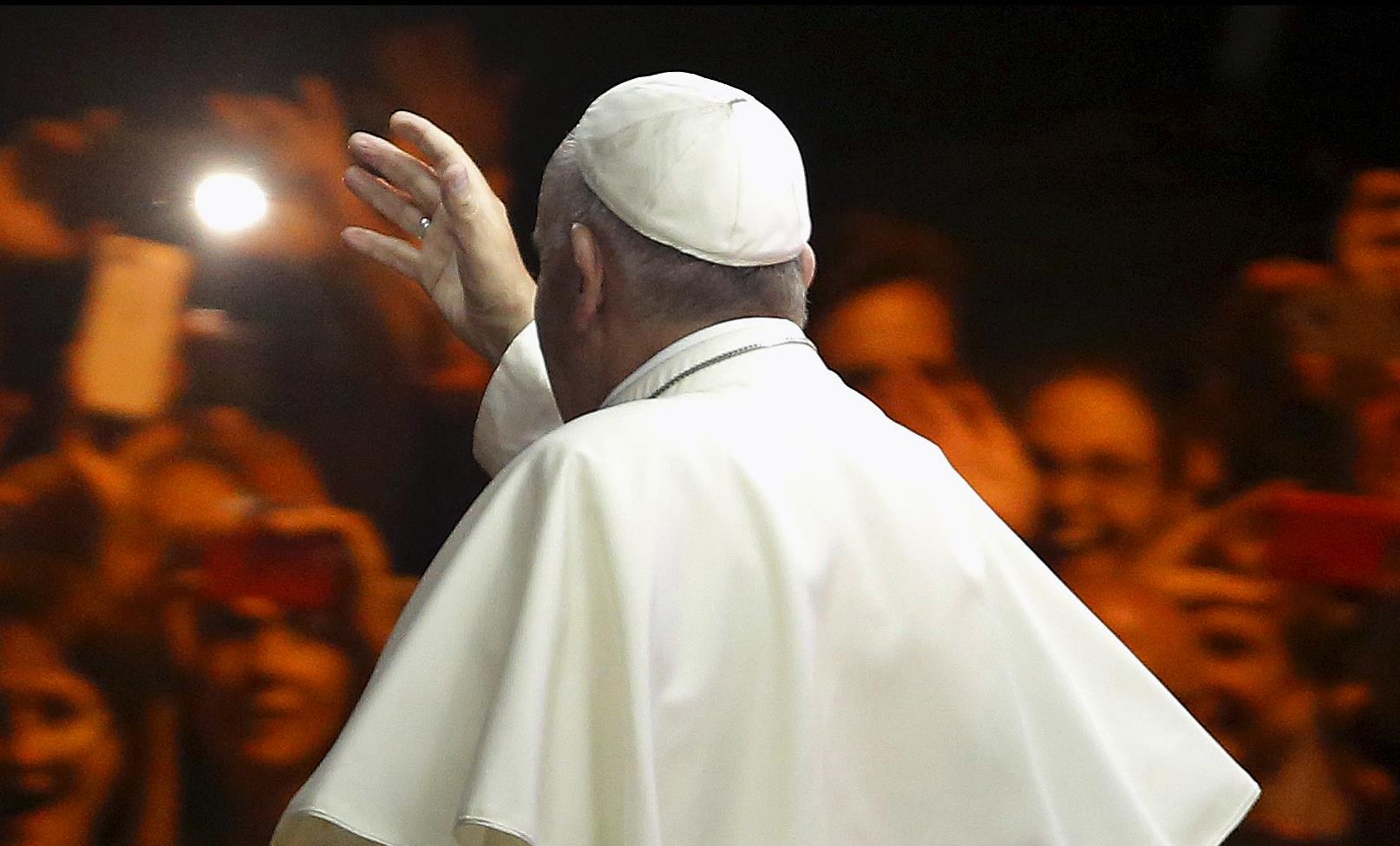 Είδα κρυφά τον Πάπα, λέει η υπάλληλος που δεν πάντρευε γκέι ζευγάρια