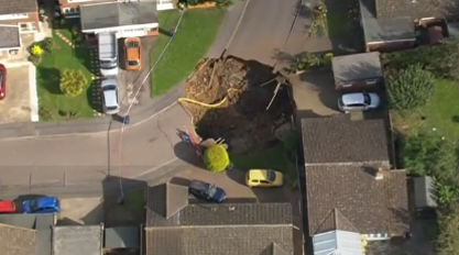 Άνοιξε η γη και σχεδόν τους κατάπιε σε γειτονιά του Λονδίνου