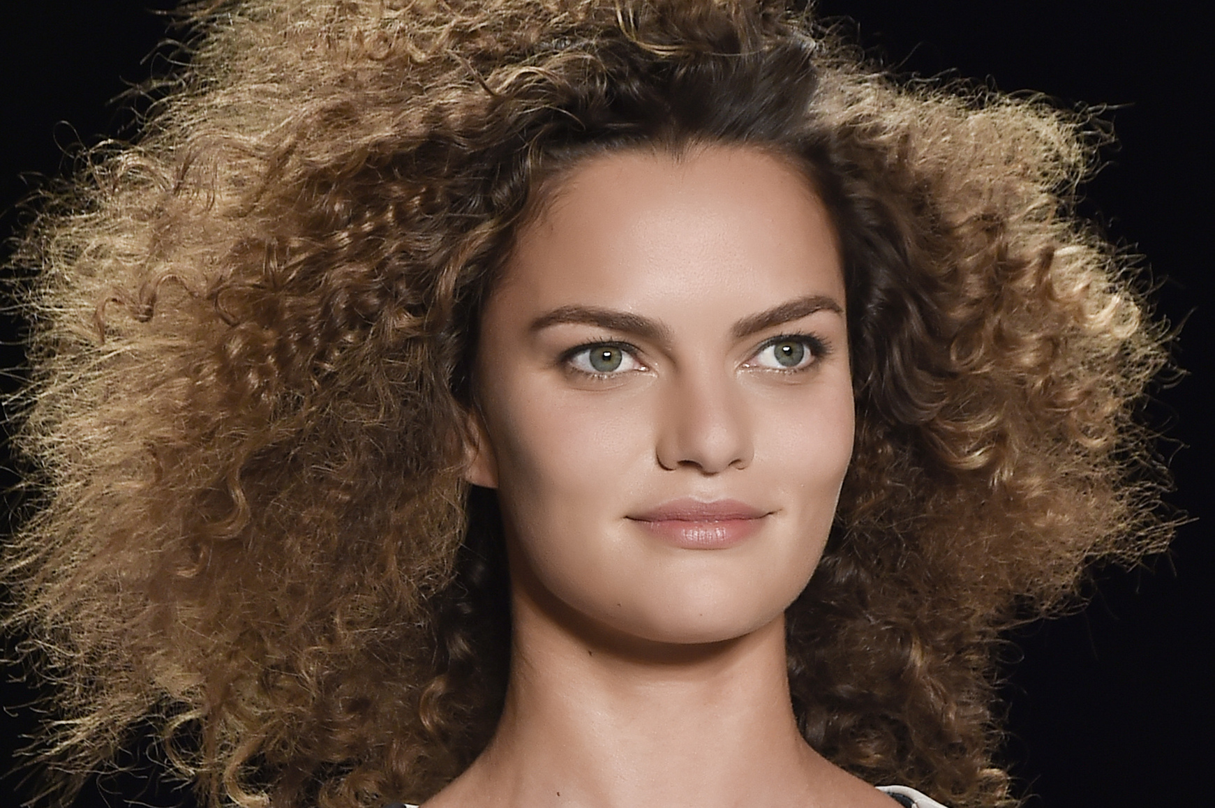 Τα καινούργια χτενίσματα για σγουρά μαλλιά