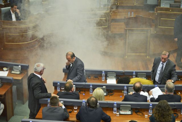 Κόσοβο: Δακρυγόνο στην αίθουσα της Βουλής, καπνός και λιποθυμίες