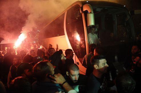 Υποδοχή ηρώων στους παίκτες του Παναθηναϊκού από τον κόσμο