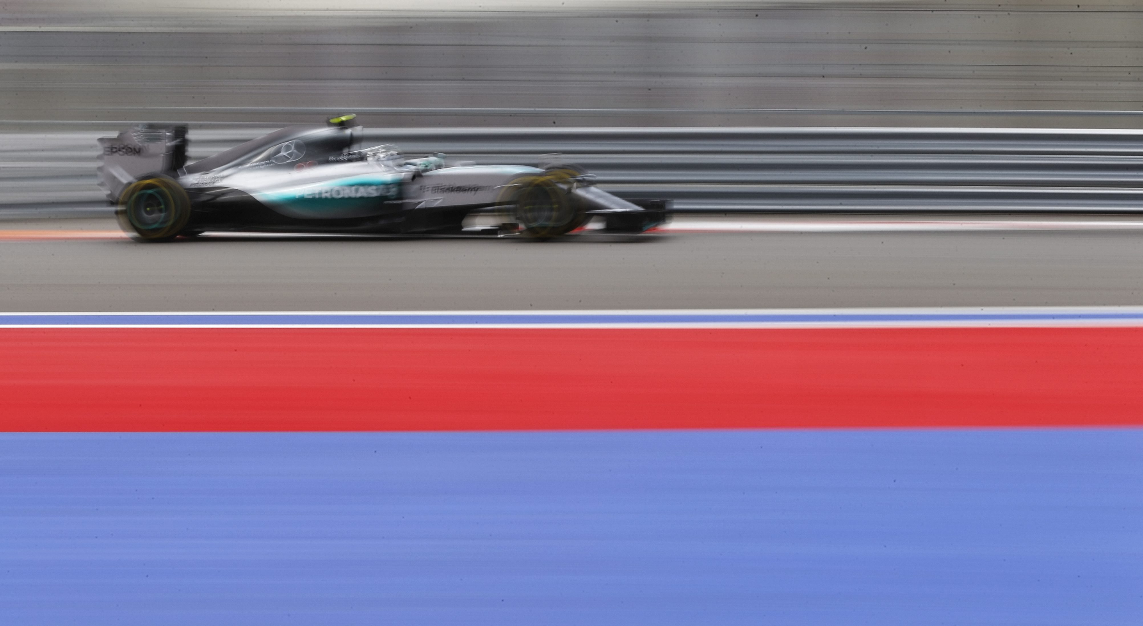 GP Ρωσίας 2015: Poleman o Ν. Rosberg στη σκιά του ατυχήματος του C. Sainz Jr