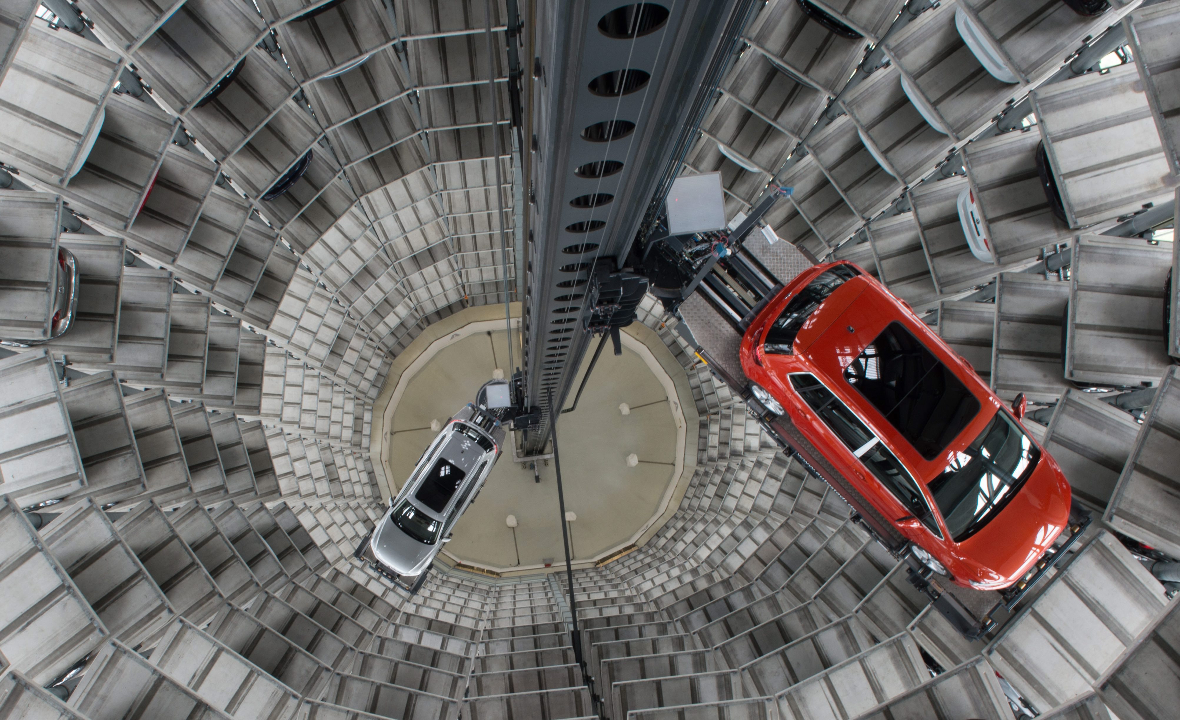 Στροφή στα ηλεκτροκίνητα και επαναπροσδιορισμό των επενδύσεων κατά 1 δις ευρώ ανακοίνωσε ο όμιλος VW