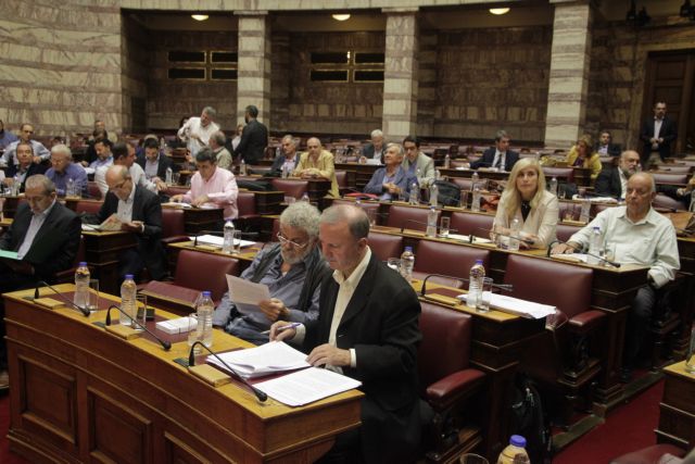 Αντίθετα τα κόμματα της αντιπολίτευσης στο πολυνομοσχέδιο