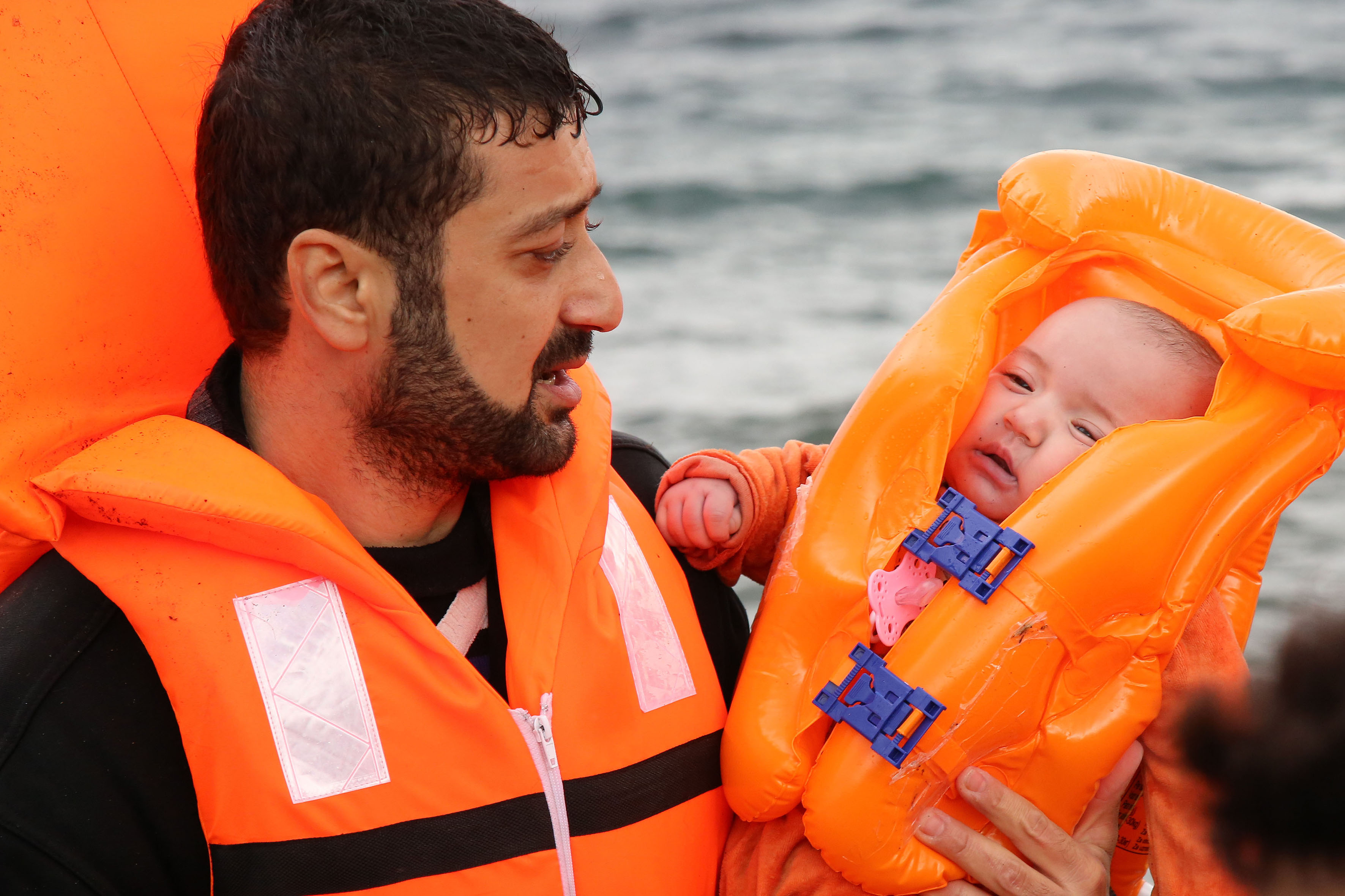 Σύρια πρόσφυγας γέννησε δίπλα στη βάρκα που τη μετέφερε στη Μυτιλήνη