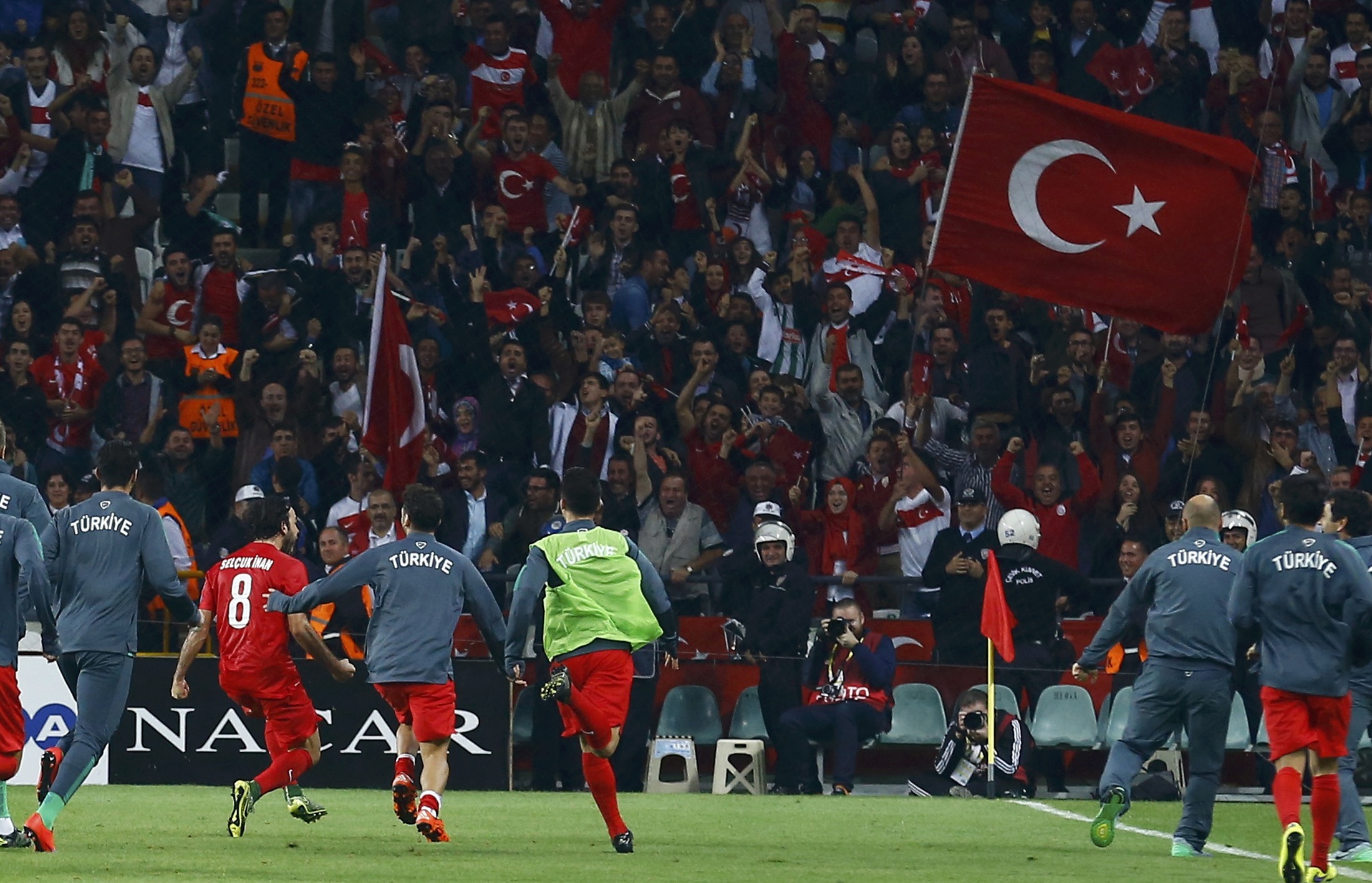 Τούρκοι φίλαθλοι προσέβαλαν τη μνήμη των νεκρών της επίθεσης στην Αγκυρα