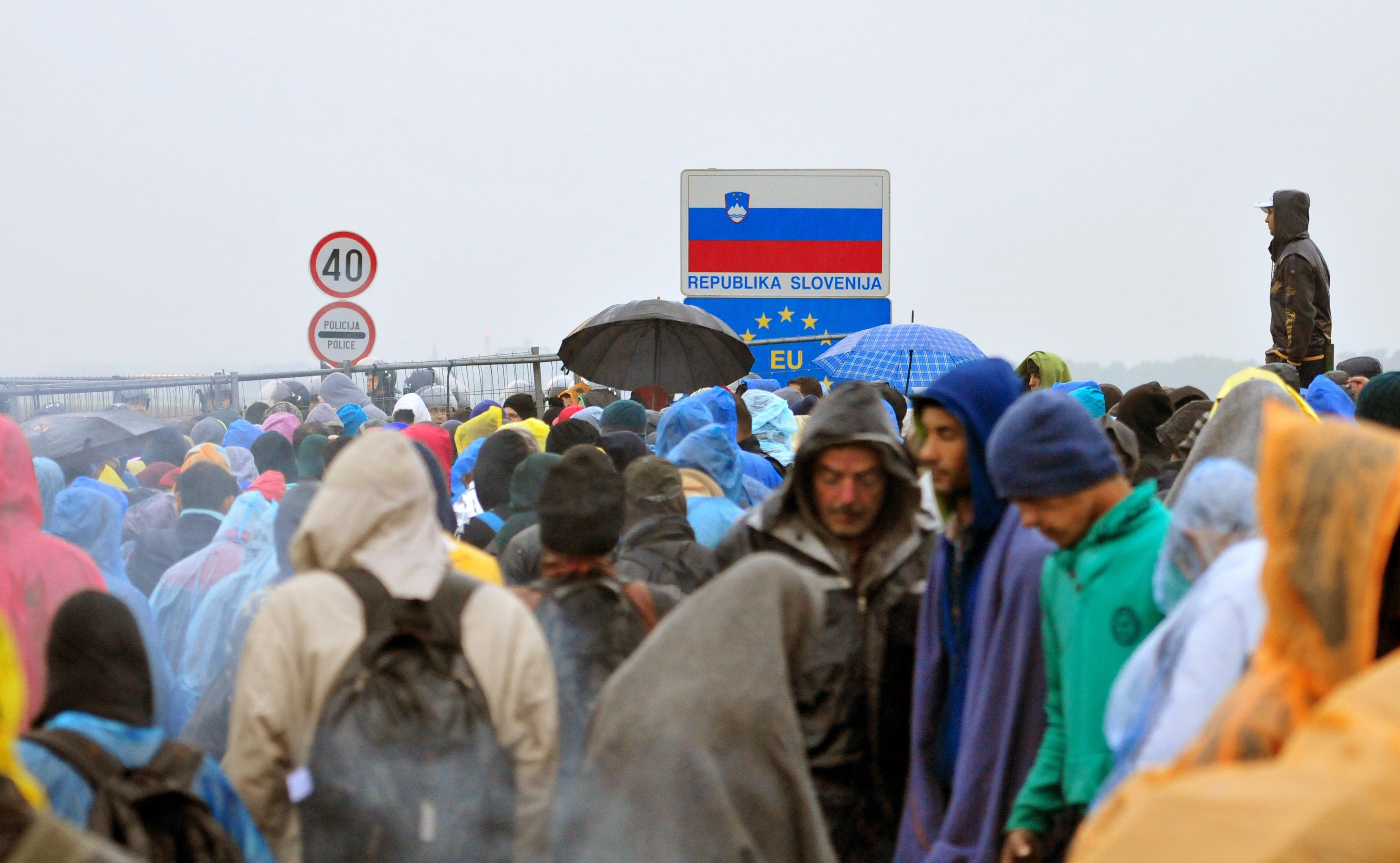 «Φράγμα» στο ρεύμα πρόσφυγων γίνονται τα σύνορα της Σλοβενίας