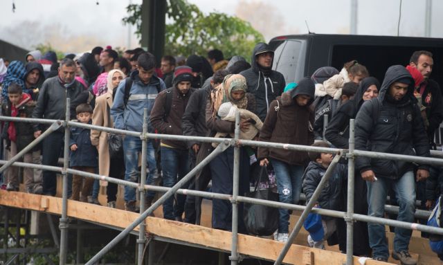 Βερολίνο: Το SPD υπό πίεση να δεχθεί ζώνες τράνζιτ για πρόσφυγες