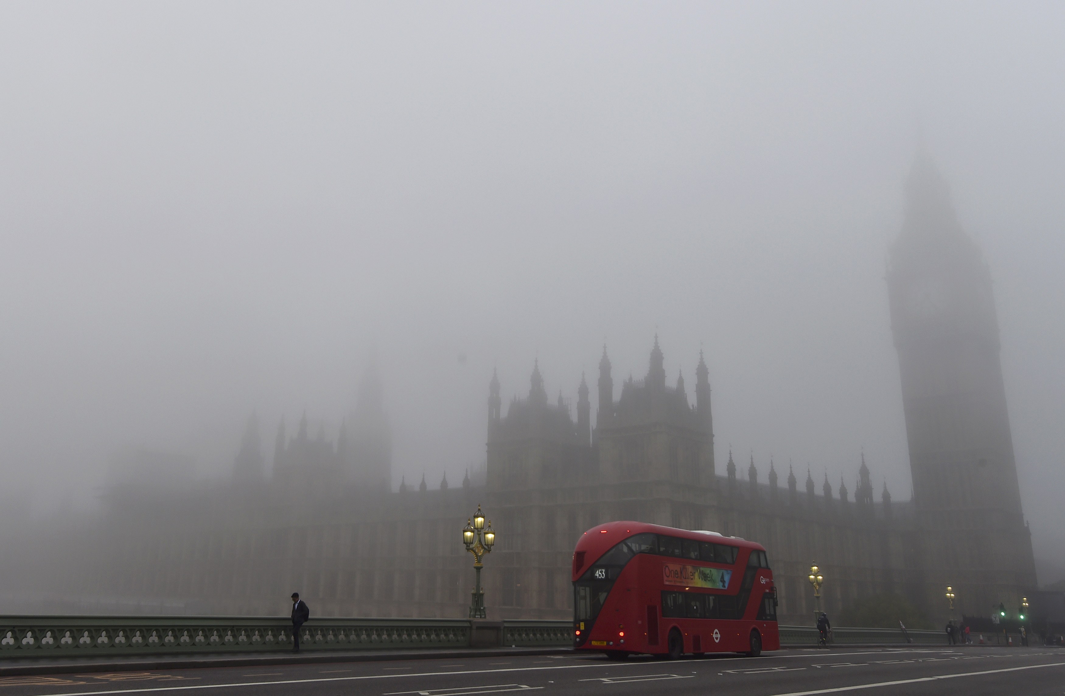 Ατμοσφαιρικές εικόνες από την ομίχλη που τύλιξε το Λονδίνο