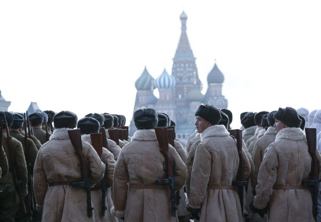 Παρέλαση «εποχής» στη Μόσχα για το 1941 (με λίγο από… Λένιν)