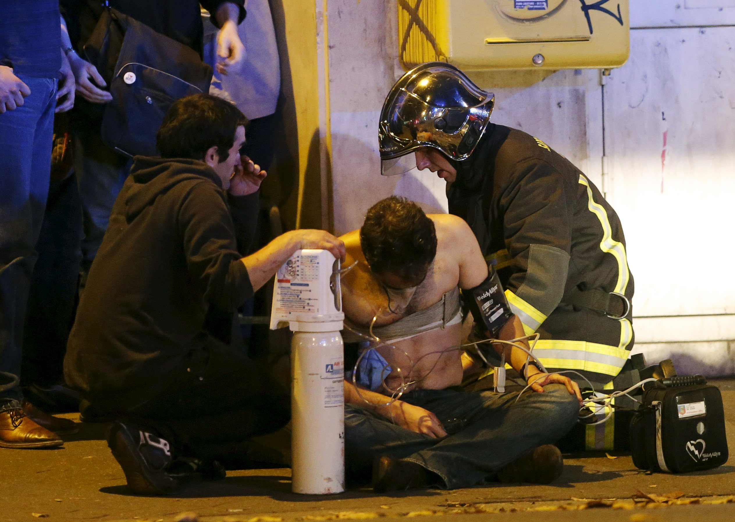 Σφαγή στο θέατρο Bataclan του Παρισιού, περίπου 100 νεκροί