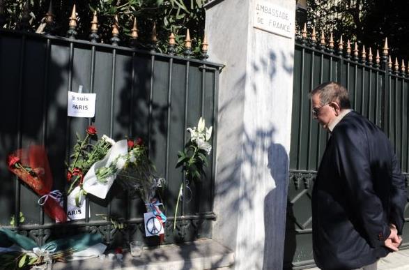 Λουλούδια, κεριά και μηνύματα στις πρεσβείες της Γαλλίας ανά τον κόσμο